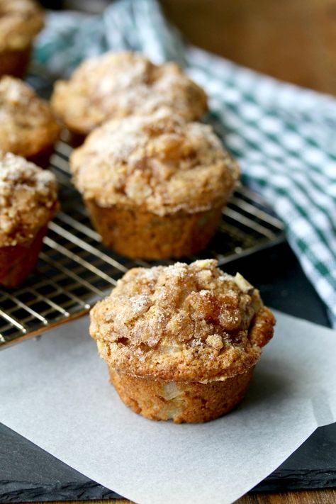 Vegan Apple Muffins, Vanille Muffins, Muffin Recipes Cinnamon, Pear Muffins, Rhubarb Muffins, Peach Muffins, Crumb Muffins, Carrot Cake Muffins, Rhubarb Crumble