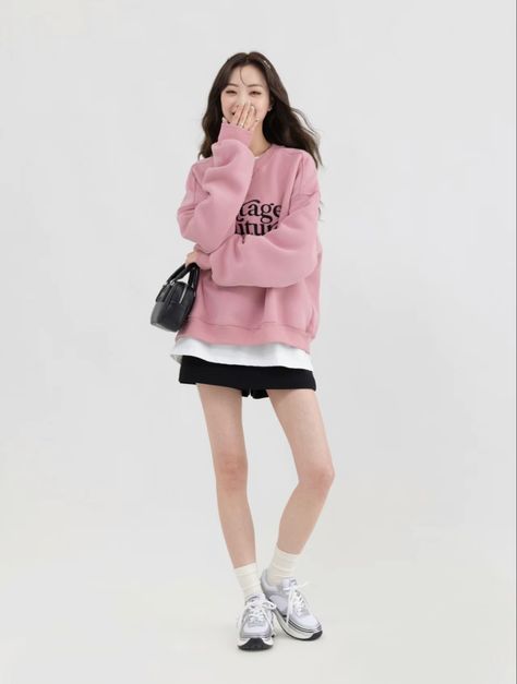 Sweater Outfits Korean, Outfit Inspo Girl, Pink Shorts Outfits, Preppy Chic Outfits, 가을 패션, Korean Outfits, Casual Style Outfits, Lookbook Outfits, Cute Casual Outfits