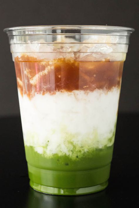 A Starbucks Matcha Espresso Fusion Drink with distinct layers of matcha, milk, and coffee on a black background. Espresso Coffee Recipes, Matcha Espresso, Best Starbucks Coffee, Starbucks Matcha, Layered Drinks, Green Tea Recipes, Copycat Starbucks, Matcha Drink, Matcha Recipe