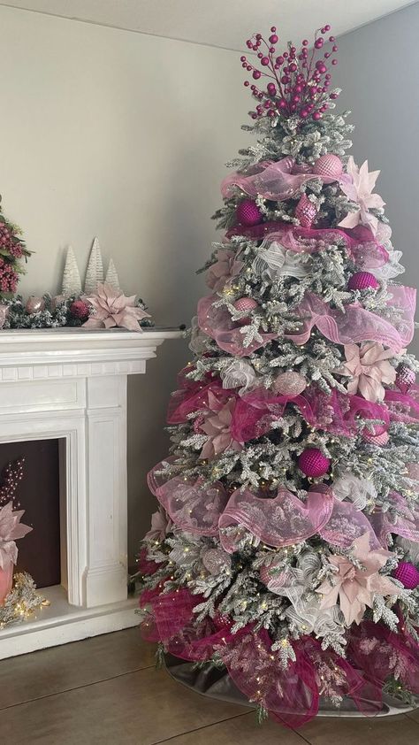 Girly Christmas Tree, Barbie Christmas Tree, Pink Xmas Tree, Pink Christmas Tree Decorations, Christmas Tree Inspo, Gold Christmas Tree Decorations, Christmas Tree Decorating Themes, Pink Xmas, Elegant Christmas Trees