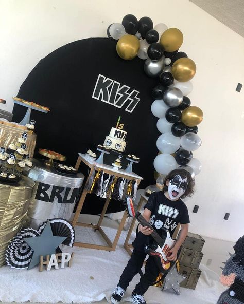 Kiss Band Party, Rock Happy Birthday, Kiss Birthday Party, Festa Rock Roll, Rock And Roll Birthday Party, Kiss Party, Banda Kiss, Rock And Roll Birthday, Birthday Kiss