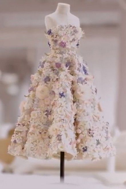 Christian Dior Couture releases Le Petit Théâtre Dior a documentary video showing the making of a dress Miss Dior Dress, Coats Puffer, Video Dress, Documentary Video, Delicate Face, Couture Dior, Dior Gown, Ski Style, Miniature Dress