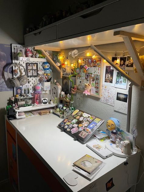 #desksetup #desk #anime #kpop #aesthetic Tiktok: musubeaa Art Desk Aesthetic Inspiration, Anime Desk Accessories, Art Desk Setup Aesthetic, Artsy Desk Aesthetic, Drawing Set Up Desk Aesthetic, Aesthetic Desk Setup Anime, Desk Organization Wallpaper, Anime Desk Setup Ideas, Anime Desk Decor Ideas