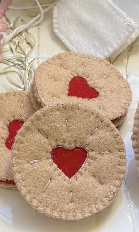 Diy Felt Cookies Free Pattern, Felt Desserts Food Patterns, Felt Chocolate Chip Cookies, Felt Pastries, Felt Pan Dulce, Felt Baked Goods, Kids Play Food, Felt Food Diy, Crochet Bird Patterns