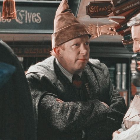 💿𝘣𝘢𝘤𝘬𝘶𝘱: @𝘥𝘪𝘴𝘵𝘳�𝘢𝘤𝘵𝘪𝘰𝘯𝘥𝘳𝘪𝘷𝘦 | #icon {chamber of secrets} Arthur Weasley, Harry Potter Icons, Yer A Wizard Harry, Chamber Of Secrets, Albus Dumbledore, Father In Law, Harry Potter Movies, Harry Potter Characters, Harry Potter Universal