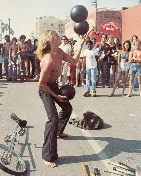 LA Explained on Instagram: “Venice Beach - late 70s/early 80s. Photos 4, 7, and 8 by David Scott.” Venice Beach 1970s, 70s Venice Beach, Vintage Venice Beach, 70s Yearbook, Beach 70s, Life In The 70s, California People, 80s Pictures, Street Performer