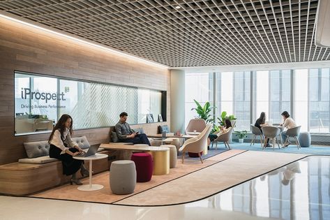 Designed by Woods Bagot, Dentsu Aegis Network’s new Beijing workplace has a central staircase that supports the company’s philosophy. Central Staircase, Office Lounge Area, Ideas For Small Apartments, Office Decore, Woods Bagot, Best Home Office, Home Office Design Ideas, Commercial Office Design, Office Design Inspiration