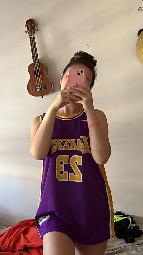 Lakers Shirt Outfit, Lakers Jersey Outfit Woman, Lakers Outfit Women Style, Laker Outfit Women Style, Lakers Aesthetic, Basketball Girls Outfits, Lakers Outfit, Nba Style, Ilmu Ekonomi