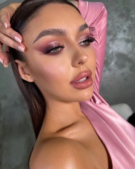 Pink Eyeshadow Soft Glam, Soft Glam Makeup Pink Eyeshadow, Makeup Ideas For Pink Outfit, Makeup For A Pink Outfit, Pink Glam Eyeshadow, Pink Glamour Makeup, Pink Wedding Make Up, Makeup Pink Looks, Glam Makeup Pink Eyeshadow