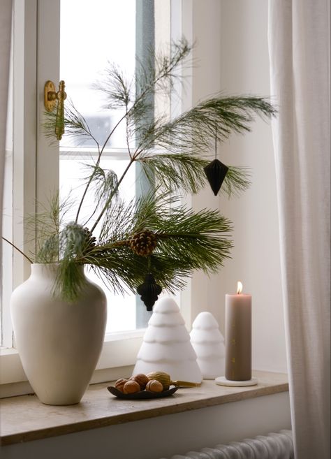 Christmas Decorations Window Sill, Winter Branches In Vase, Christmas Branches In Vase, Window Sill Christmas Decor, Christmas Window Sill, Branches In A Vase, Vase With Branches, Christmas Branches, Christmas Sparkle