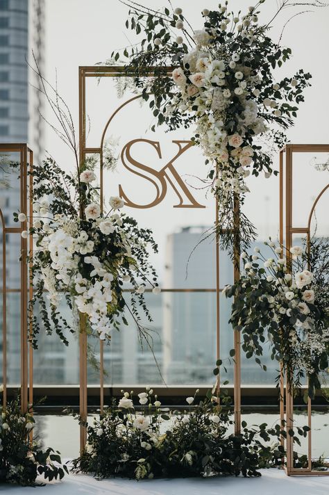 Classic Backdrop Wedding, Classic Modern Wedding Decor, Wedding Stage Backdrop Simple, Wedding Backdrop Design Outdoor, Modern Wedding Backdrop, Rooftop Wedding Decor, Luxury Wedding Backdrop, Frame Backdrop, Wedding Gate