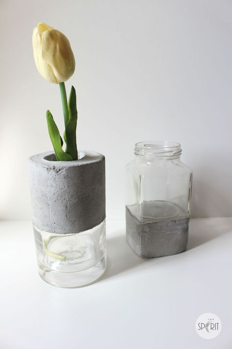 Cement Vase, Decoration Beton, Diy Concrete Planters, Cement Diy, Concrete Diy Projects, Concrete Vases, Concrete Candle, Concrete Pots, Concrete Crafts