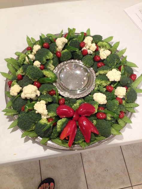 Christmas Veggie Display, Vegetable Wreath Appetizer, Christmas Vegetable Wreath, Christmas Veggie Wreath, Veggie Christmas Wreath, Christmas Wreath Veggie Tray, Veggie Wreath Christmas, Christmas Relish Tray Ideas, Christmas Crudite Platter