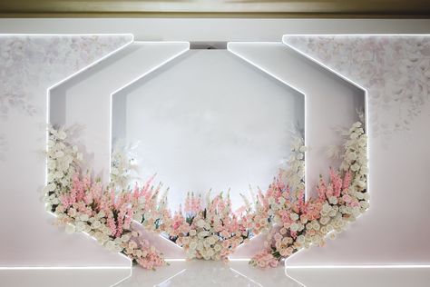 Winter Wedding Arch, Stage Backdrop Design, Unique Event Decor, Hindu Wedding Decorations, Reception Stage Decor, Photo Area, Wedding Stage Backdrop, Wedding Background Decoration, Instagram Symbols