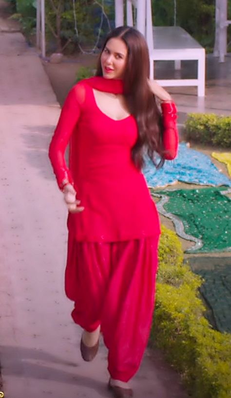 Punjabi Dress Design, Simple Indian Suits, Indian Fits, Patiala Dress, Sonam Bajwa, Patiyala Dress, Patiala Suit Designs, Punjabi Style, Pani Puri