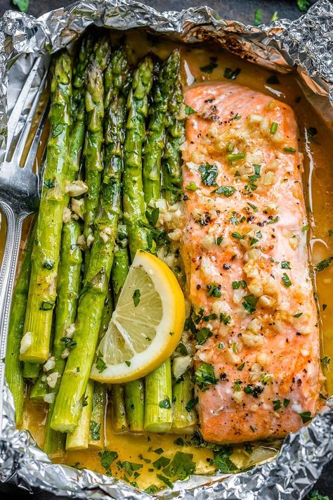 Salmon Keto, Baked Salmon In Foil, Garlic Lemon Butter Sauce, Salmon In Foil Recipes, Baked Salmon And Asparagus, Lemon Garlic Butter Sauce, Salmon In Foil, Foil Pack Meals, Foil Packs