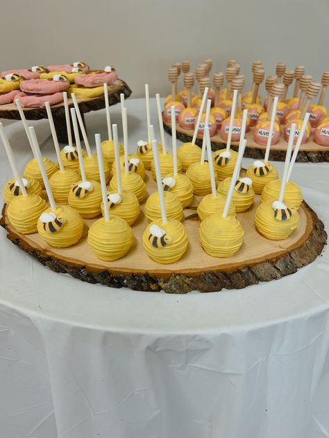 Winnie The Pooh Themed Cake Pops, Winnie The Pooh Baked Goods, Classic Pooh Cake Pops, Winnie The Pooh Treats Party Ideas, Winnie The Pooh Cake Pops Showers, Winnie Pooh Dessert Table, Weenie The Pooh Baby Shower Treats, Winnie Pooh Desserts, Winnie The Pooh Snacks Parties Food