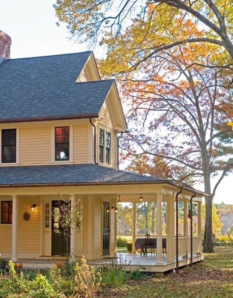 .I would Love to have this porch Abandoned Farm, Farm Houses, Yellow House, Farmhouse Porch, Yellow Houses, Fall Outdoor Decor, Wrap Around Porch, Style At Home, Country Farmhouse