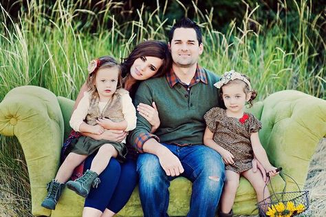 Family on green couch photography Simplicity Photography, Vintage Couch, Family Portrait Poses, Sibling Photos, Family Picture Poses, Utah Family Photographer, Family Poses, Family Photo Pose, Family Inspiration