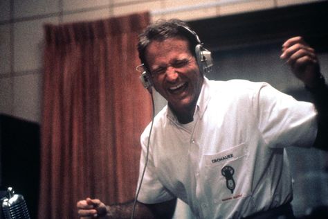 Robin Williams in Good Morning Vietnam Madame Doubtfire, Robin Williams Movies, Mary Stuart Masterson, Good Morning Vietnam, Mc Hammer, Best Movie Quotes, Tommy Lee Jones, Martin Sheen, Christian Slater