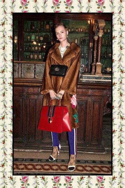 See the complete Gucci Pre-Fall 2017 collection. Gucci Pre Fall 2017, Gucci 2017, Pre Fall Fashion, Pre Fall Collection, Geek Chic, Fall 2017, Vogue Paris, Fashion 2017, Large Fashion