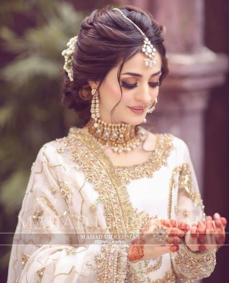 Pakistani Bridal Hairstyles, Bridal Hairstyle Indian Wedding, Vintage Bridal Hair, Hair Style On Saree, Wedding Bun, Pakistani Bridal Makeup, Engagement Hairstyles, Bridal Bun, Bridal Hairdo