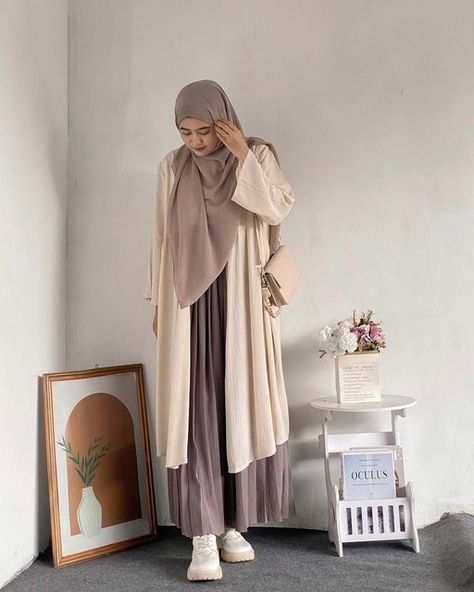 Islamic Outfits For Women, Hijab Outfit Jeans, Hijabi Style Outfits, Muslim Fashion Dress Modern, Tunik Hijab Style, Outfit Hijab Simple, Hijabista Fashion, Muslimah Outfit, Hijab Style Tutorial