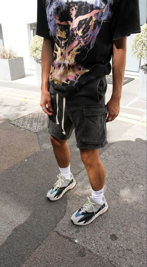 Stylish Men’s Summer Outfits, Black Cargo Shorts Outfit Men, All Black Outfit Men Street Styles, Black Shorts Outfit Men, Outfit Ideas Men Streetwear, Fashion Ideas For Men, Male Fits, Silk Maison, Style Cargo Shorts