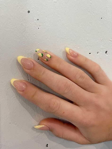 Simple Short Pastel Nails, Summer Polygel Nails Ideas, May Nails Almond, Retro Almond Nails, Spring Almond Nails Designs, Yellow And Red Nails, Italy Inspired Nails, Italian Nails Trends, Italian Nails