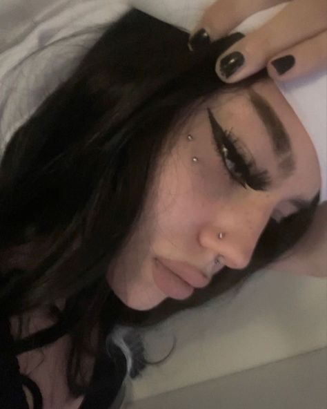 Piercing On Cheekbone, Anti Brow Piercing Aesthetic, Anti Eyebrow Piercing Butterfly Kiss, Eyebrow Piercings Aesthetic, Women Eyebrow Piercing, Piercings Inspo Face, Reverse Eyebrow Piercing, Cool Eyebrow Piercing, Face Piercings Cheek