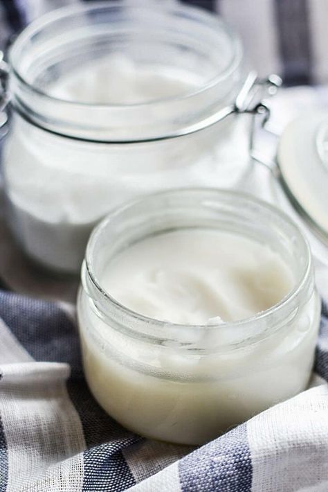 coconut oil in jars Razor Burn Remedies, Burn Remedies, Coconut Oil Makeup Remover, Avocado Oil Benefits, Buying Makeup, Homemade Makeup Remover, Coconut Essential Oil, Cleaning Naturally, Diy Useful