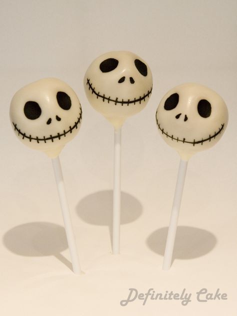 Jack Cake Pops, Jack Skellington Cake Pops, Cake Balls Halloween, Halloween Cakepops Ideas, Nightmare Before Christmas Cake Pops, Ghost Cake Pops, Cake Pops Halloween, Halloween Cakepops, Halloween Dessert Recipes Easy