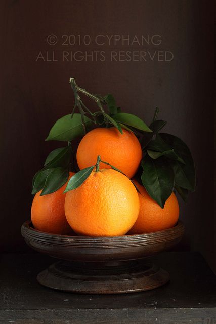 Valencia Oranges with Leaves by CY Phang - Oranges contain large quantities of Vitamins C and E, both of which are major sources of antioxidants and other collagen building nutrients. Face masks using orange are also good for everything from discolouration to acne. Valencia Orange, Liqueurs Recipes, Fruit Photography, Still Life Photos, Orange You Glad, Oranges And Lemons, Foto Art, Still Life Art, Delicious Fruit