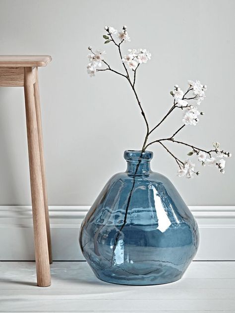 60+ Creative DIY Vases #flowerarrangements #flower #flowerdecor #decor #ideas #vases Transitional Coastal, Coastal Design, Diy Vase, Selling Furniture, Blue Vase, Room Interior Design, Living Room Interior, Decoration Table, Room Interior