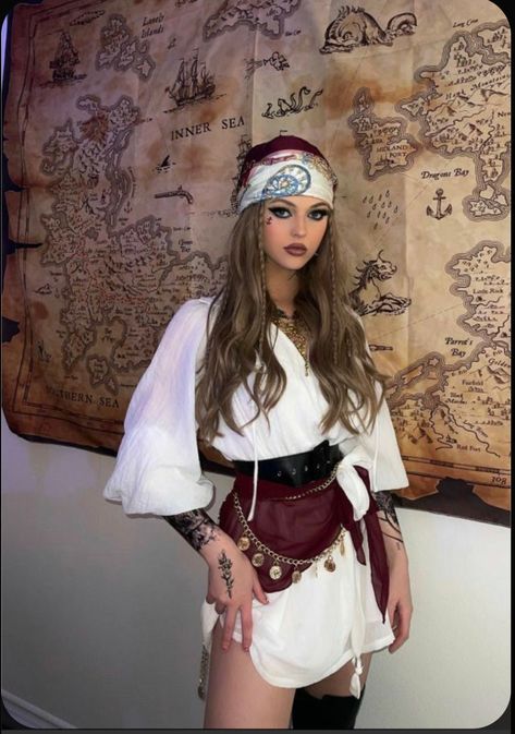 Kostum Halloween, Kostuum Halloween, Costume Carnaval, Female Pirate Costume, Pretty Halloween Costumes, Hot Halloween Outfits, Pirate Halloween Costumes, Halloween Party Outfits, Pirate Outfit