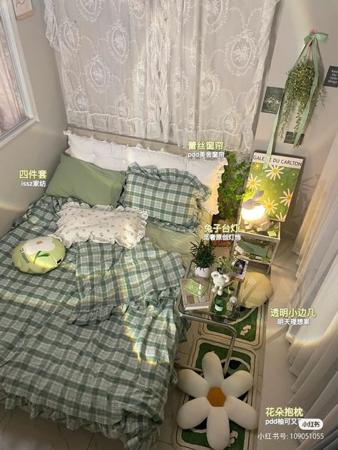 Korean Bedroom Green, Kawaii Green Bedroom, Bed With No Bed Frame, Green Aesthetic Bedroom Decor, Room Decor Green, Room Green, Seni Dan Kraf, Interiors Inspiration, Dekorasi Kamar Tidur