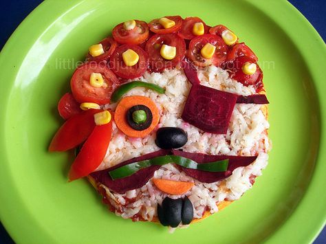 Cute idea to make individual pizzas, or even as an activity for kids to design their own. Pirate Food, Custom Pizza, Pizza Art, Food Pizza, Fussy Eaters, How To Eat Better, The Pirate, Fun Kids Food, Food Crafts