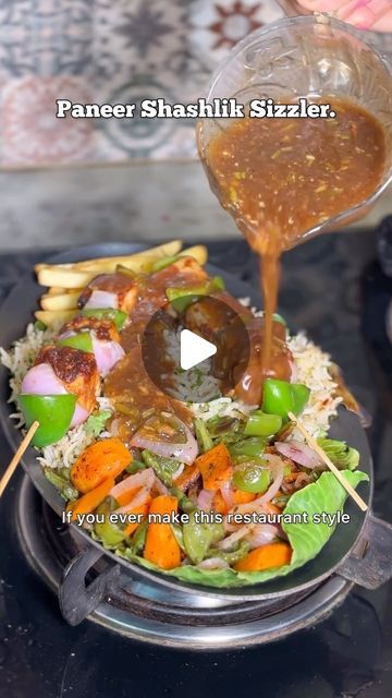 Sizzler Recipes Vegetarian, Veg Sizzler Recipe, Paneer Shashlik, Sizzler Recipes, Delicious Vegetarian Dinner, Paneer Dishes, Soya Sauce, Pepper Powder, Coriander Leaves