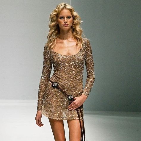 2002 Michael Kors for Celine Celine Runway, Beyonce Concert Outfit, Michael Kors Runway, Model Lifestyle, Fashion Pictures, Aesthetic Fashion, Fashion Sense, Evening Wear, Pretty Dresses