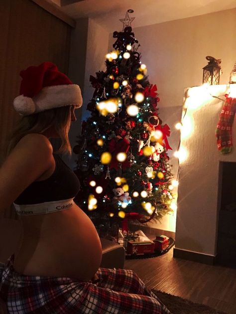 Half Baked Christmas Pregnancy, Half Baked Pregnancy Photo Christmas, Half Baked Pregnancy Photo, Maternity Christmas Pictures, Christmas Pregnancy Photos, Winter Maternity Pictures, Bump Pics, Photo Shoot Poses, Baby Bump Photoshoot