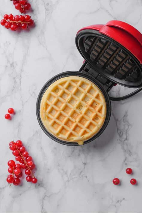 Mini Waffles (+ Best Crispy and Fluffy Texture) Heart Shaped Waffle Maker, Mini Waffle Recipe, Low Carb Waffles, Biscuit Pizza, Cake Oven, Waffle Machine, Breakfast Maker, Oven Pan, Egg Cake