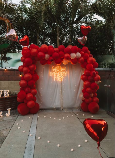 Surprise Proposal Decoration Ideas, Red And Black Proposal Decor, Daytime Proposal Decorations, Bedroom Proposal Ideas Engagement, Surprise Engagement Proposals, Marriage Proposal Balloons Ideas, Proposal Ideas Simple, Cute Proposal Ideas, Surprise Engagement