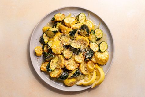 Roasted Squash with Parmesan Roasted Summer Squash, Sauteed Squash, Squash And Zucchini, Green Zucchini, Breakfast Party Foods, Easy Dinner Casseroles, Breakfast Party, Side Dish Recipes Easy, Roasted Squash