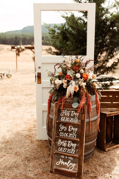 Outside Fall Country Wedding, Rustic Country Wedding Reception Ideas, Shutters Wedding Decor, Wedding Arbor Indoor, Simple Fall Country Wedding Ideas, Rustic Wedding Decor Orange, Terracotta Wedding Diy, Farmhouse Theme Wedding, Western Greenery Wedding