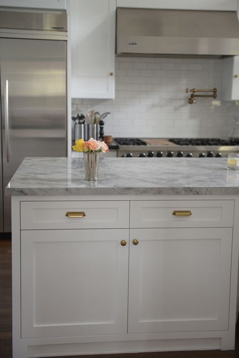 Dolomite counters (alternative to marble, often called "super white granite") Carera Marble, Super White Granite, Cashmere Kitchen, Carara Marble, Kitchen Grey, Benjamin Moore Gray, Kitchen Green, Marble Kitchen, White Granite