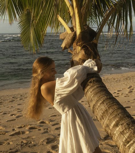 Ocean bliss, sand stress ~ my beach life balance 🌊 #TheRoofersGranddaughter ⠀⠀⠀⠀⠀⠀⠀⠀⠀ 📷: @estherscanon Driftwood Beach Photoshoot, Girl Happy Aesthetic, Happy Girl Aesthetic, Beach Astethic, Ophelia Aesthetic, Beach Aesthetic Girl, Ocean Photoshoot, Summer On Film, Beach Core