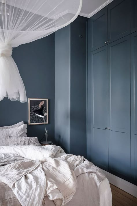 Bright Color Decor, Coco Lapine Design, Dark Blue Walls, Armoire Dressing, Scandinavian Apartment, Blue Cabinets, Beige Walls, Blue Bedroom, Cozy Home