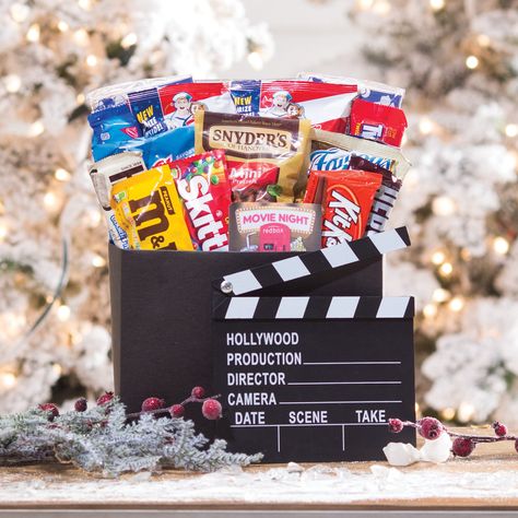 Family Flix Movie Night Gift Box with Red Box Gift Card - 820652 Movie Night Basket, Cinema Box, Snack Gift Baskets, Movie Night Gift Basket, Movie Night Gift, Trousseau Packing, Diy Valentines Cards, Dyi Gifts, Movies Box