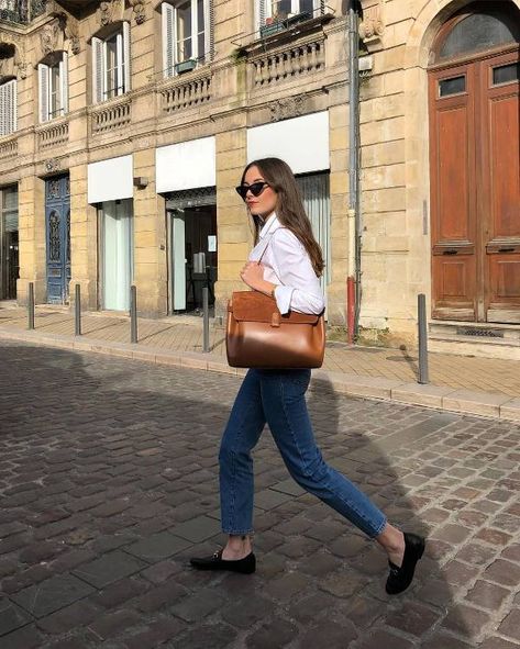 25 Cool Airport Outfits When You're Bored of Your Clothes | Who What Wear French Wardrobe Essentials, Minimalist Moda, Dress Like A Parisian, White Oxford Shirt, French Wardrobe, Loafers Outfit, Look Jean, Spring Look, Outfit Trends