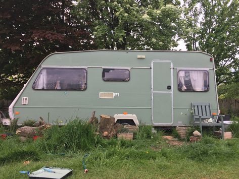 Painted Caravan Exterior, Caravan Painting Ideas, Camper Painting Exterior, Vintage Caravan Exterior, Painted Caravan, Green Caravan, Caravan Garden, Caravan Exterior, Caravan Paint